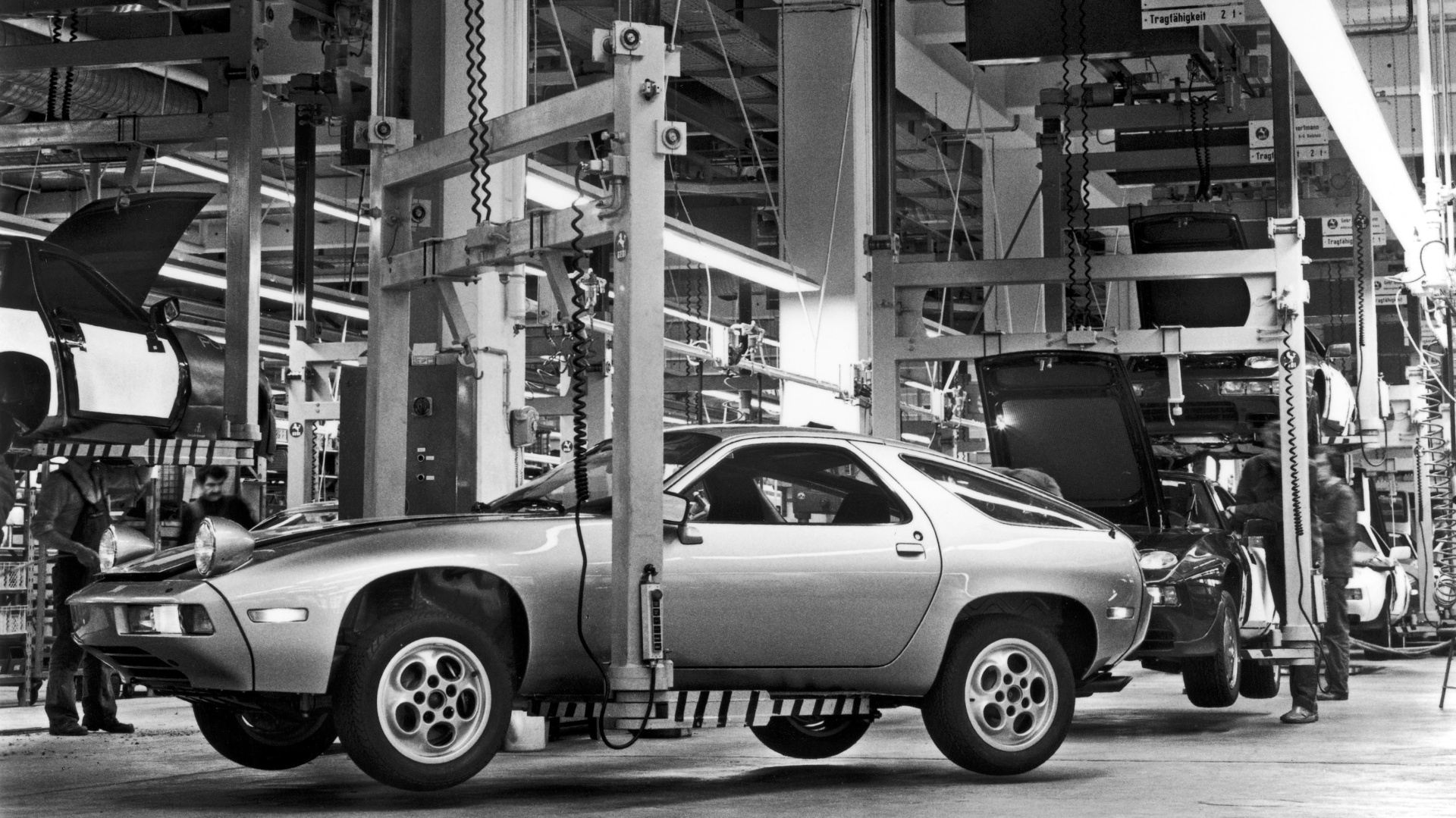 SMALL_b-Produktion Fahrzeug-Montage, 1980; Annerkannte Spitzenleistung im Automobilbau_ Der 1978 auf den Markt gebrachten 928 wurde in kurzer